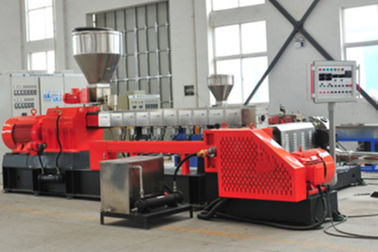 중국 500 - 600 Kg/시간 수용량을 가진 고속 믹서 Pvc 작은 알모양으로 하기 기계 공장